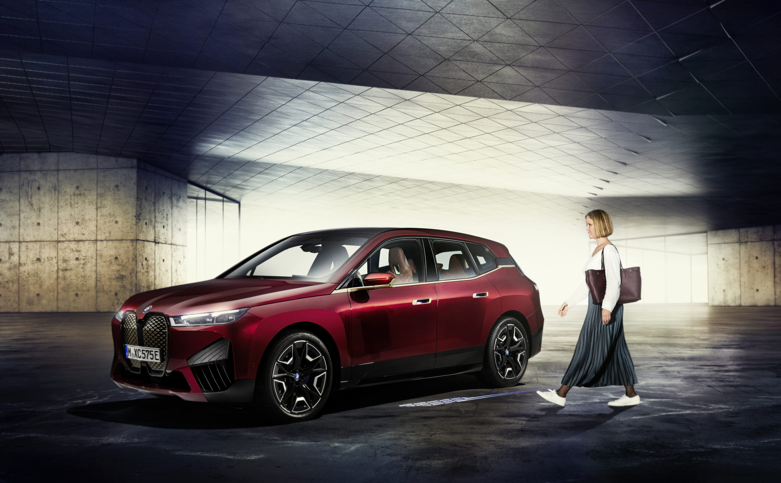 BMW iX otworzysz bezpiecznie nawet bez kluczyka! Producent zapowiada funkcjÄ BMW Digital Key Plus