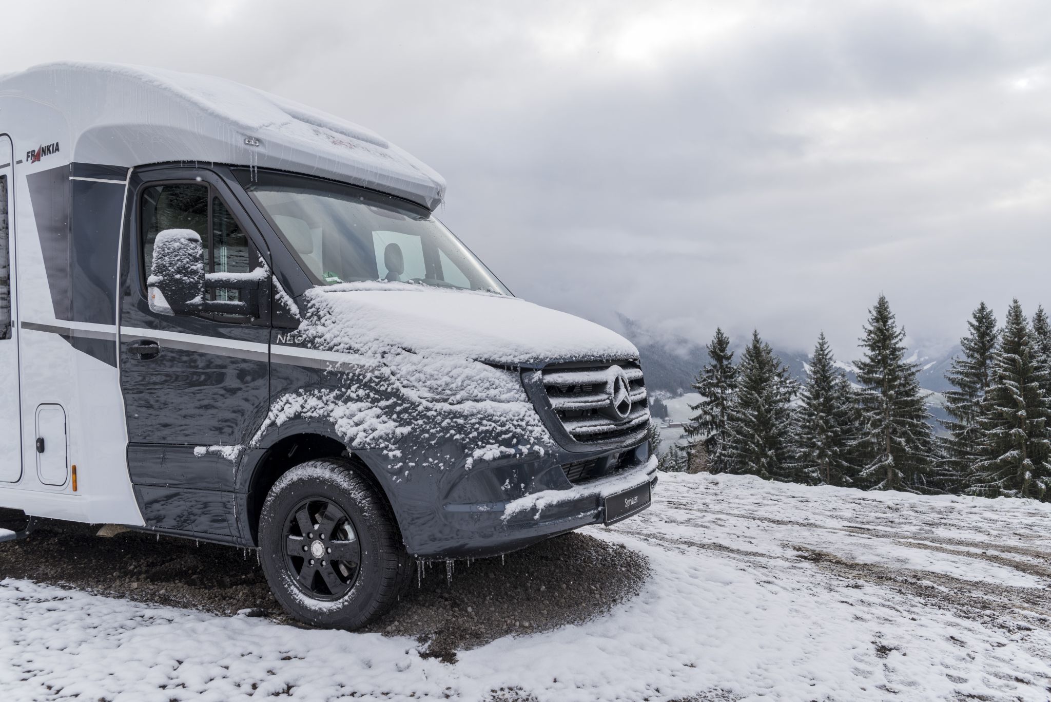 Kampery Mercedes-Benz w zimowej krainie czarÃ³w