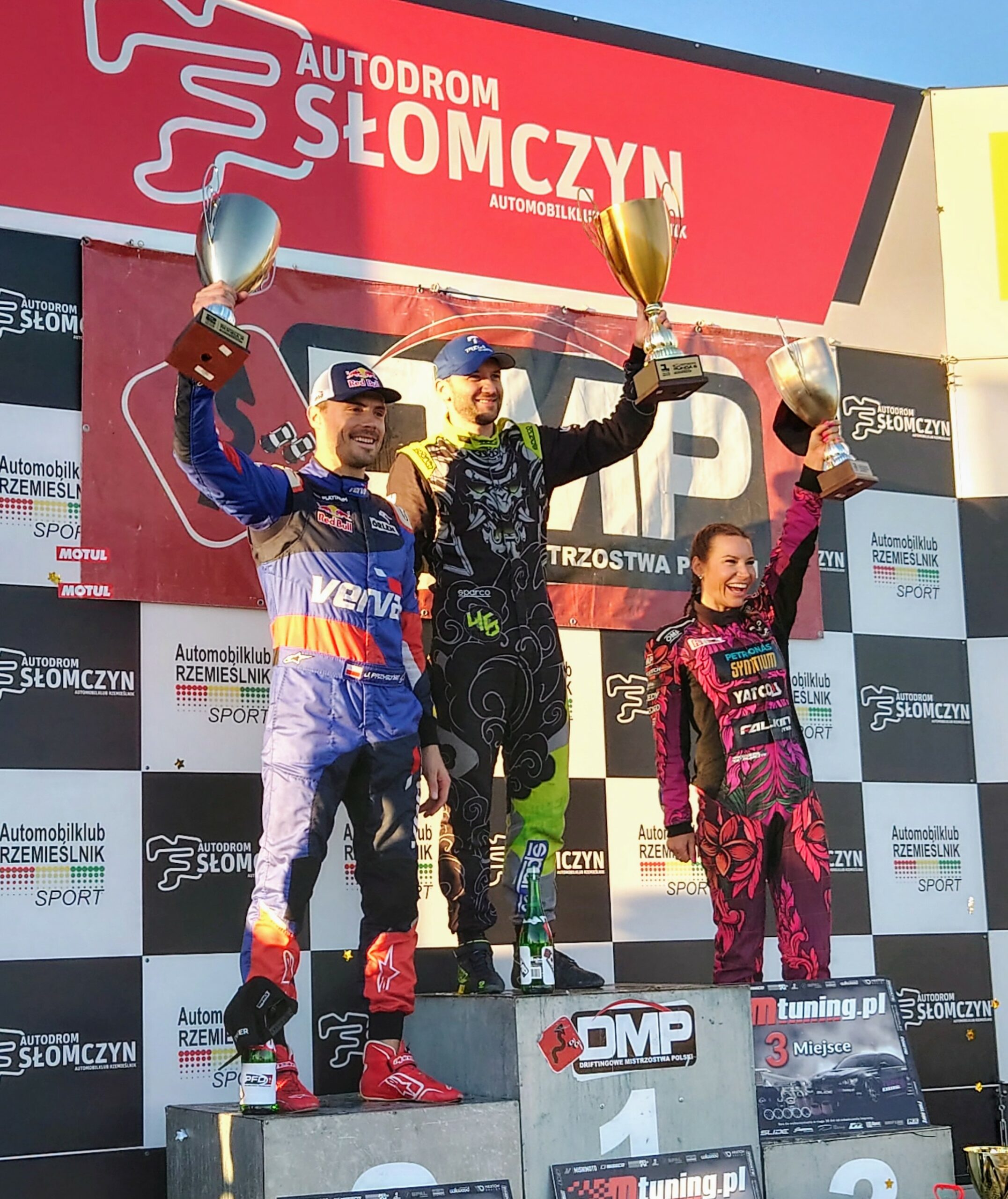 Karolina Pilarczyk na podium podczas szÃ³stej rundy Driftingowych Mistrzostw Polski