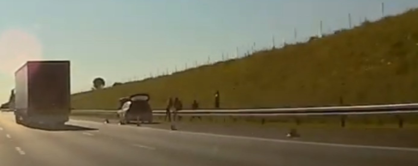 ZepsuÅo im siÄ auto na autostradzie A2, wiÄc postanowili pograÄ w siatkÃ³wkÄ na poboczu