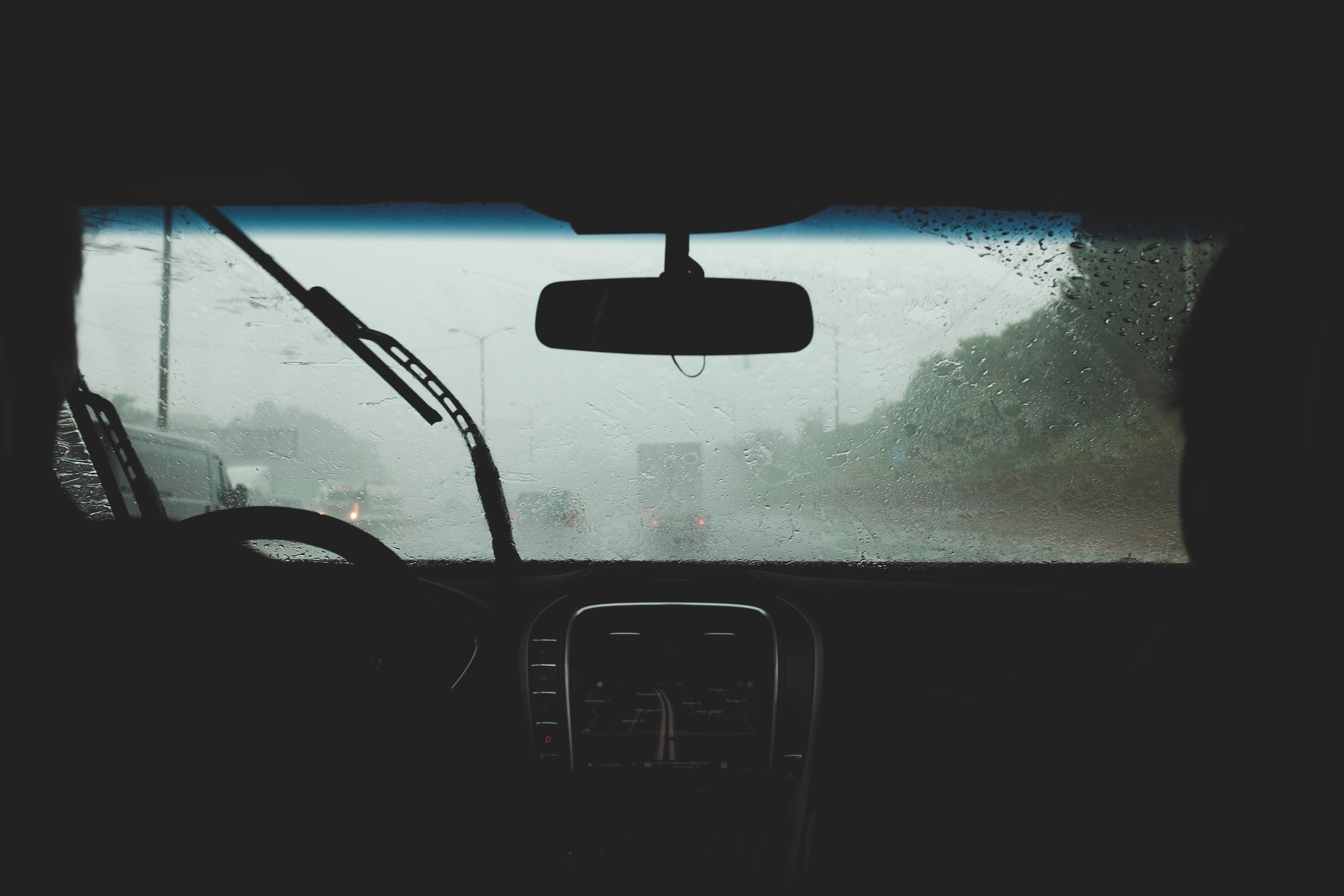 Jedź ostrożnie w deszczu – kilka rad jak zachować się za kierownicą w czasie ulewy