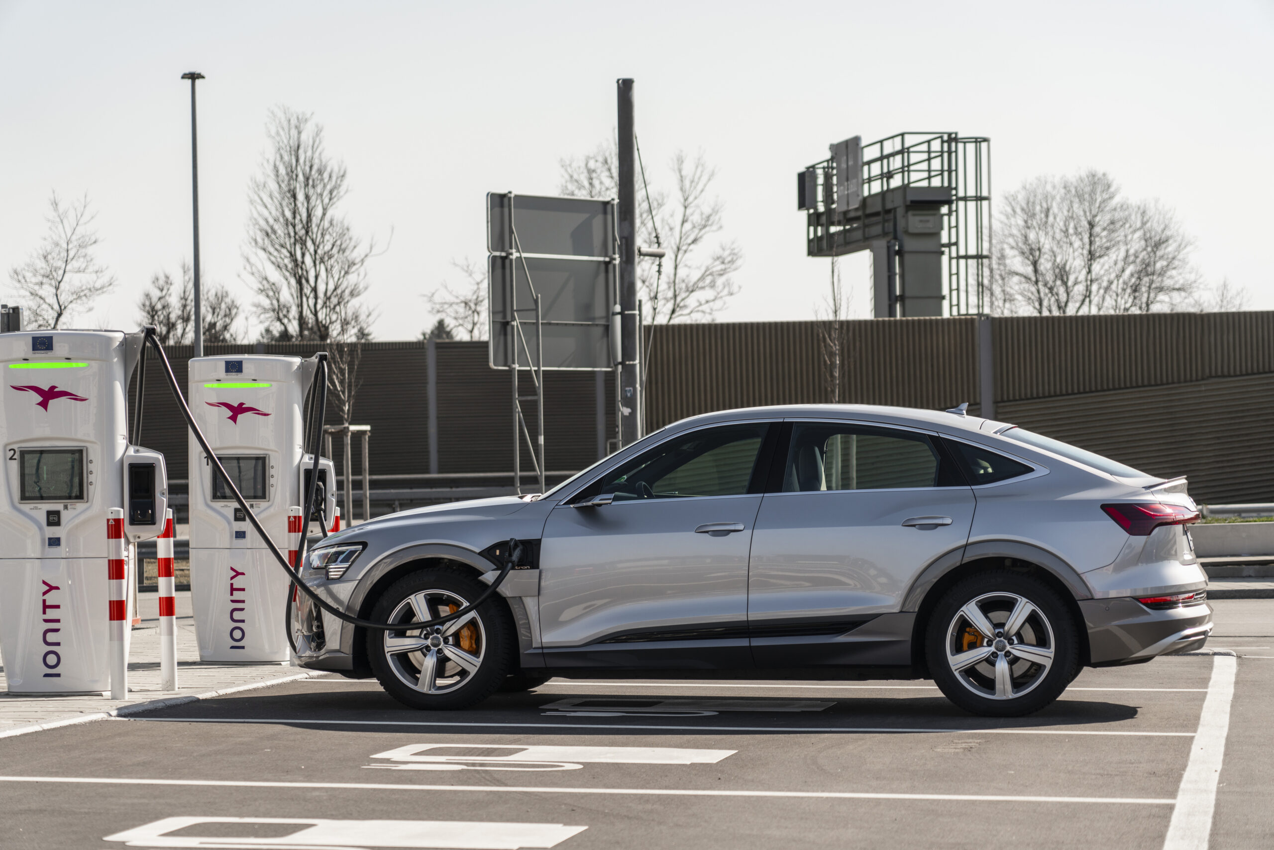 Audi e-tron 55. Od czego zaleÅ¼y czas Åadowania samochodÃ³w elektrycznych?