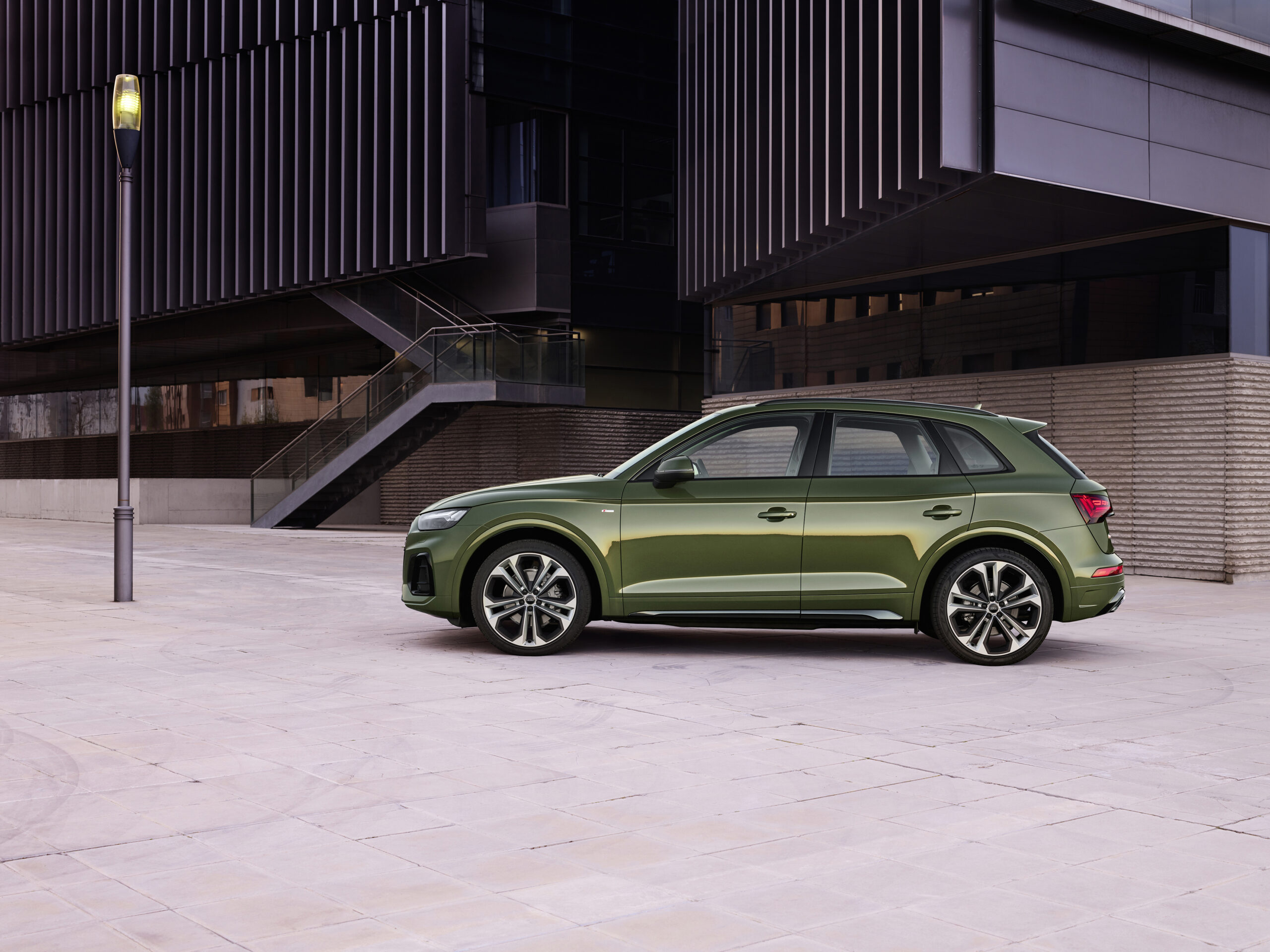 Audi Q5 odÅwieÅ¼one. Nowy napÄd hybrydowy i lampy OLED