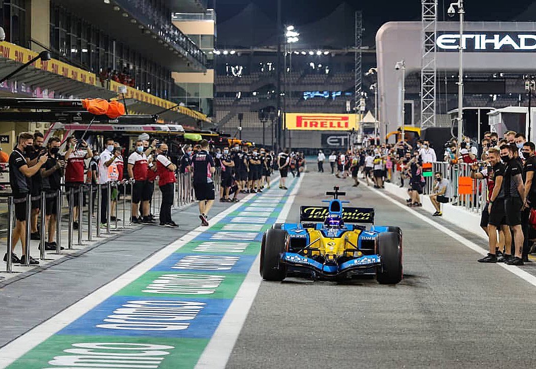 Fernando Alonso w bolidzie Renault R25