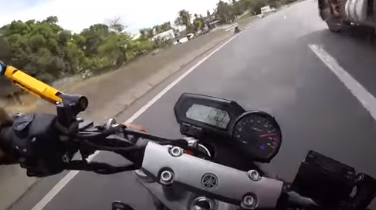 Motocyklista w krÃ³tkich spodenkach i klapkach upadÅ przy prÄdkoÅci 200 km/h. WiÄcej szczÄÅcia niÅ¼ rozumu?