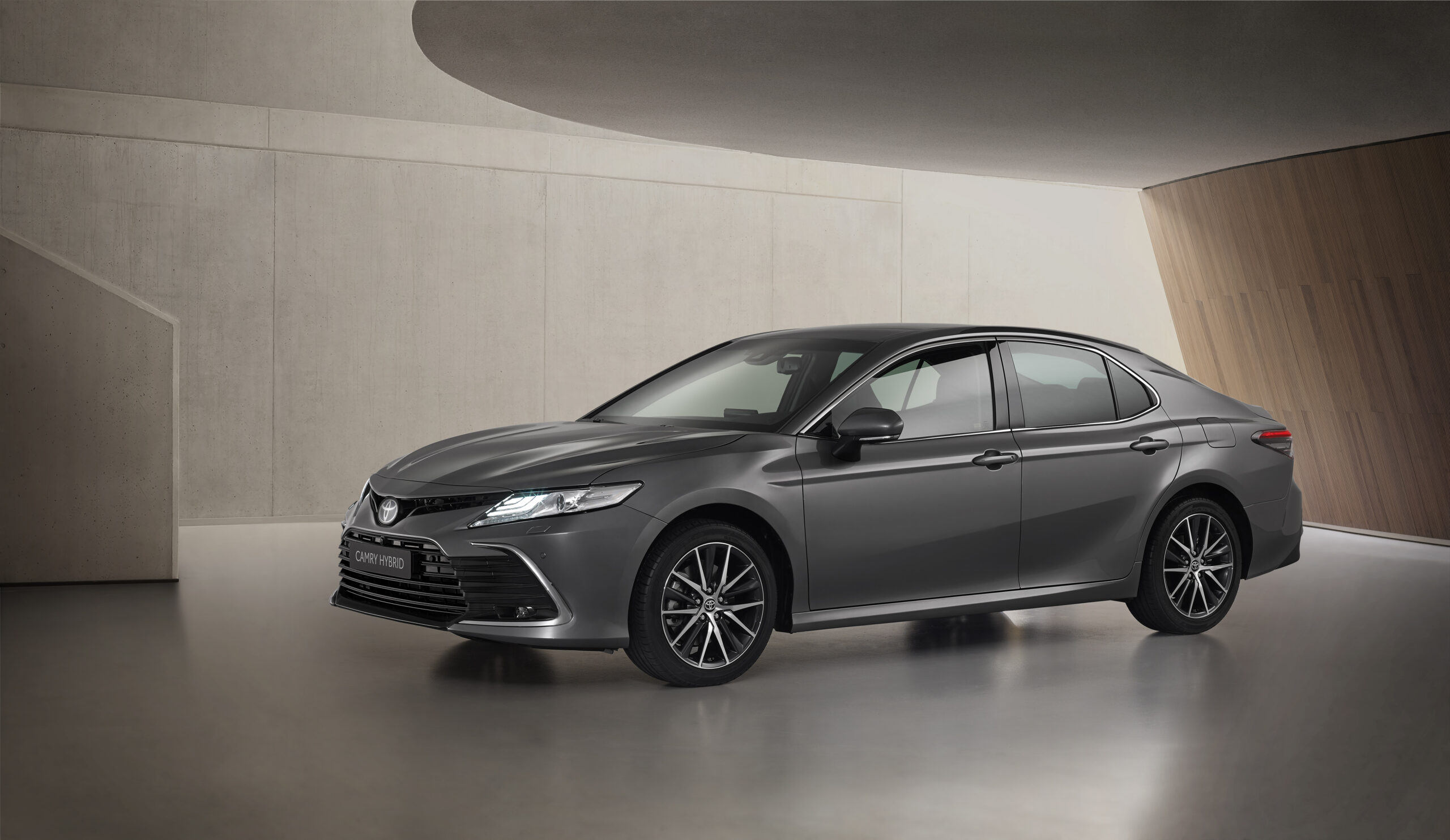 Toyota Camry Hybrid po liftingu. Zobaczcie zdjęcia!