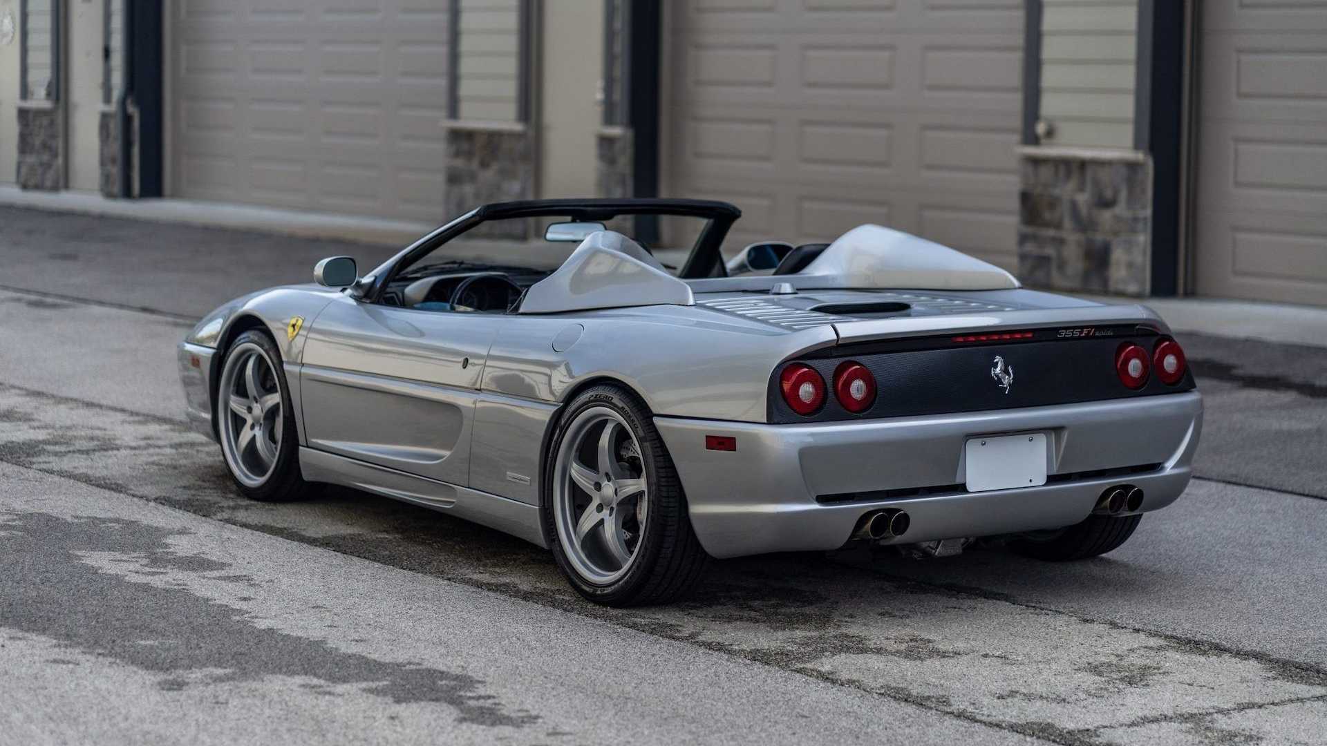 Ferrari F355 Spider moÅ¼e byÄ wasze - wÅaÅnie trwa licytacja unikatowego samochodu Shaquille O'Neal'a