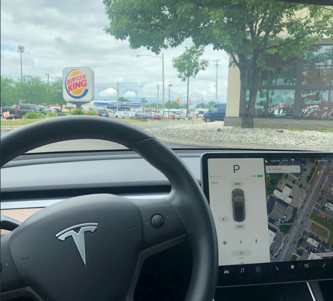 Zabawny bÅÄd po aktualizacji Tesli. Autopilot myÅli, Å¼e logo znanej sieci fast food to znak STOP