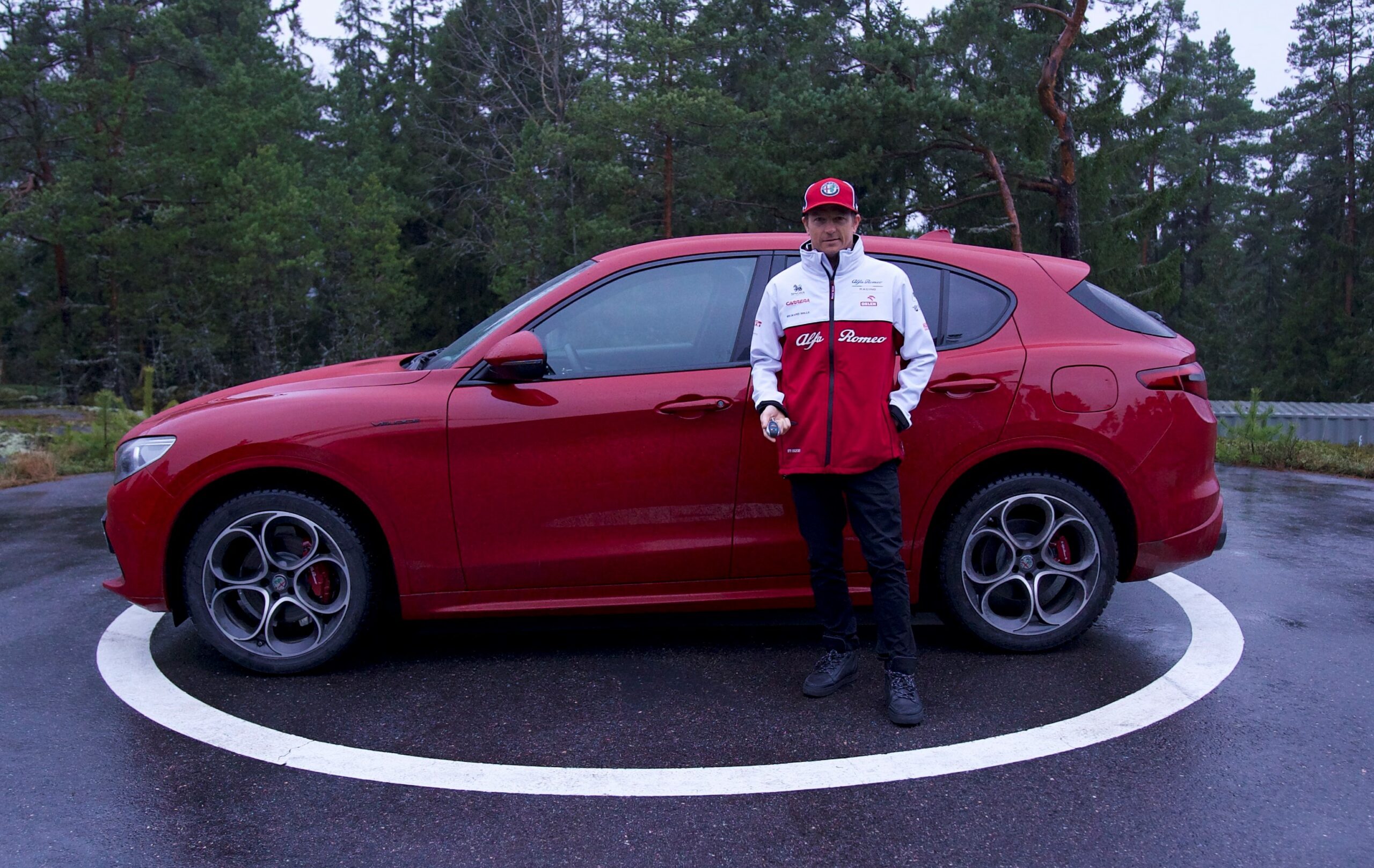 Kimi Räikkönen zasiądzie za kierownicą Alfa Romeo Stelvio. Jaką wybrał wersję wyposażenia?