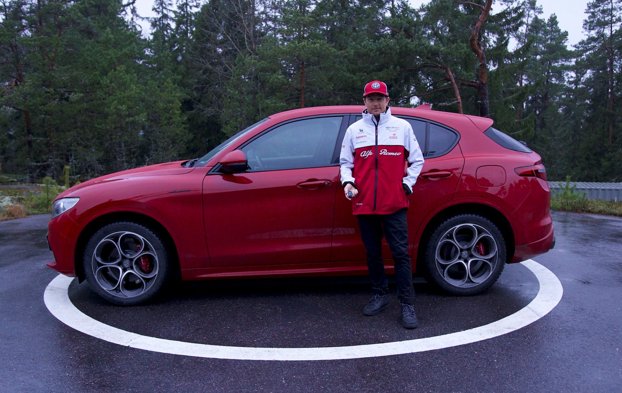 Kimi RÃ¤ikkÃ¶nen zasiÄdzie za kierownicÄ Alfa Romeo Stelvio. JakÄ wybraÅ wersjÄ wyposaÅ¼enia?