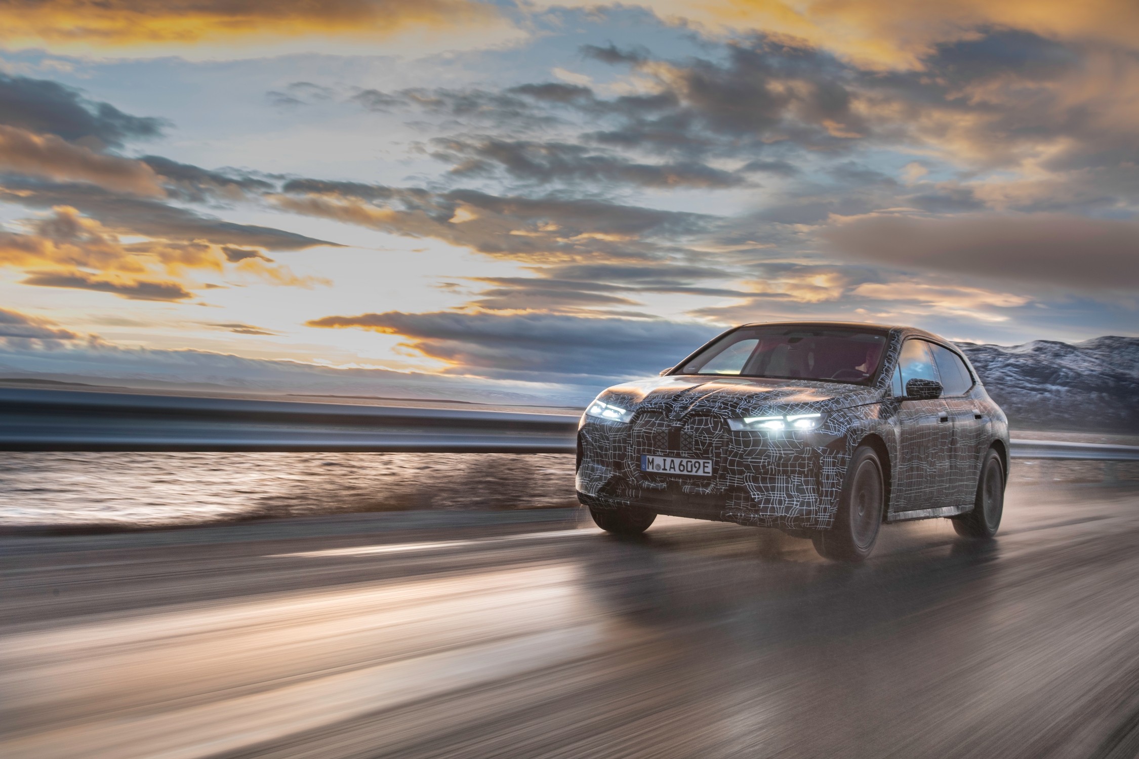 BMW iX podczas testÃ³w zimowych - zobaczcie fantastyczne zdjÄcia w ÅnieÅ¼nej scenerii!