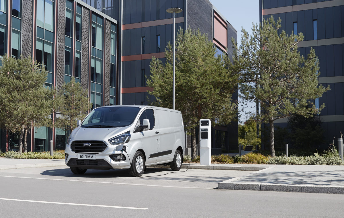 Ford wprowadza automatyczne przejÅcie w tryb elektryczny Transita Customa PHEV