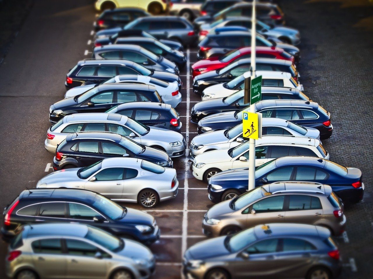 Wyższe mandaty za parkowanie i akcyza za stare auta. Czy można zrezygnować z samochodu na dłużej niż jeden dzień?