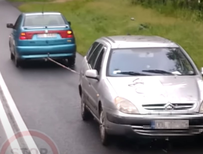 Policja szuka kierowcÃ³w, ktÃ³rzy holowali samochÃ³d tyÅem. Za co zostanÄ ukarani mandatem?