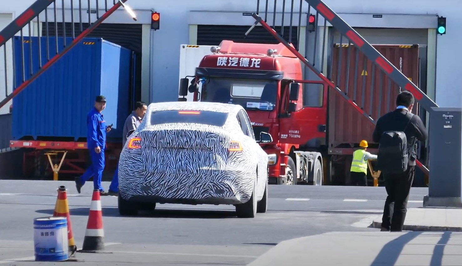 Tesla Model Y - przyÅapana w kamuflaÅ¼u. CzyÅ¼by Elon Musk chciaÅ utrzymaÄ w tajemnicy nowy model?