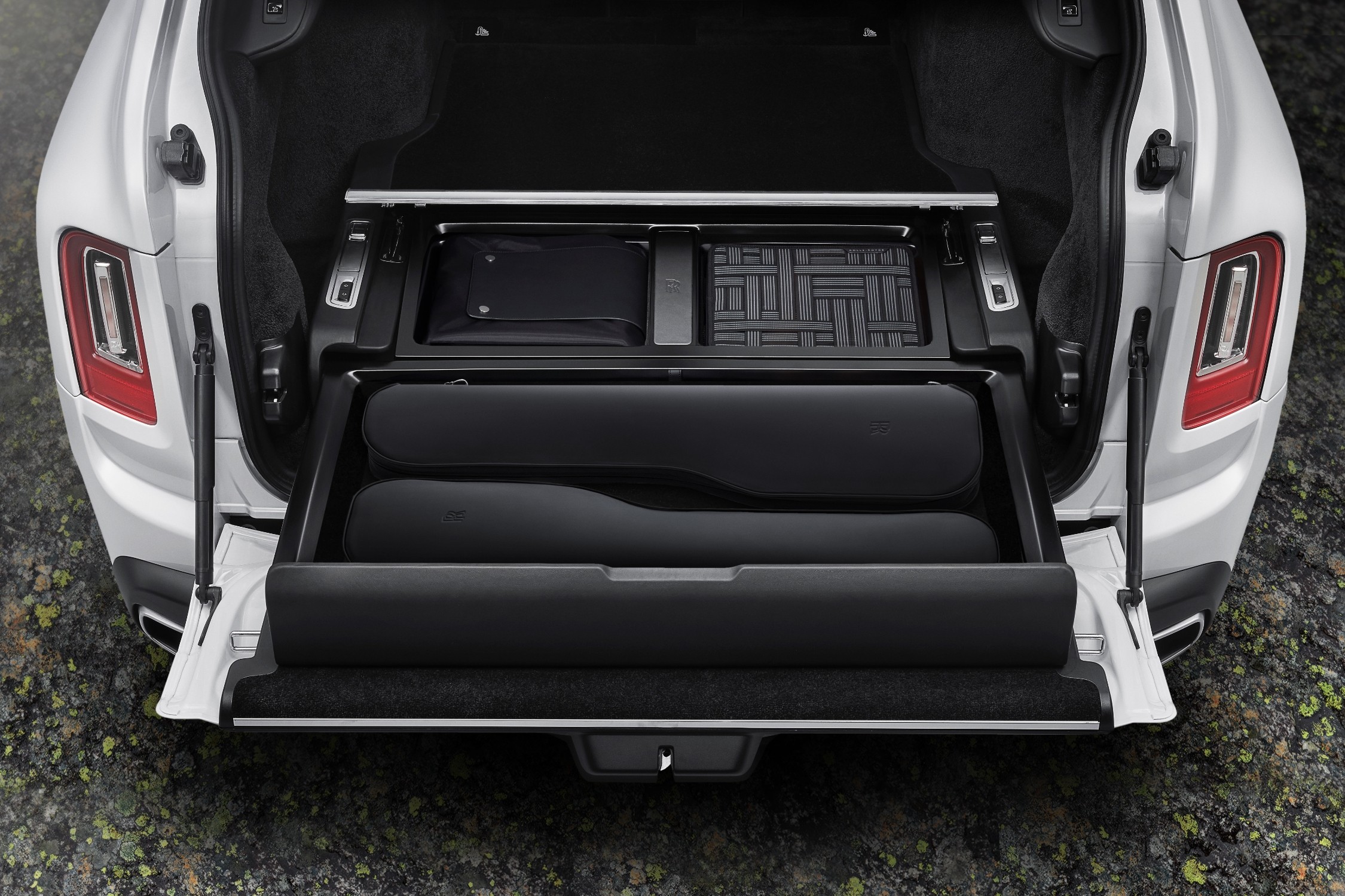 Pursuit seat od Rolls Royce'a - lekkie, turystyczne krzeseÅko ze skÃ³ry i karbonu