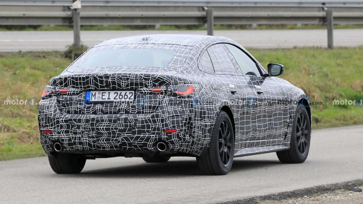 BMW 4 Gran Coupe 2022 - wyszpiegowane na drodze w kamuflaÅ¼u