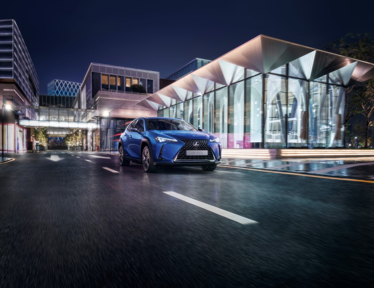 W peÅni elektryczny Lexus UX 300e juÅ¼ na europejskich drogach. Stworzony przez mistrzÃ³w rzemiosÅa Takumi
