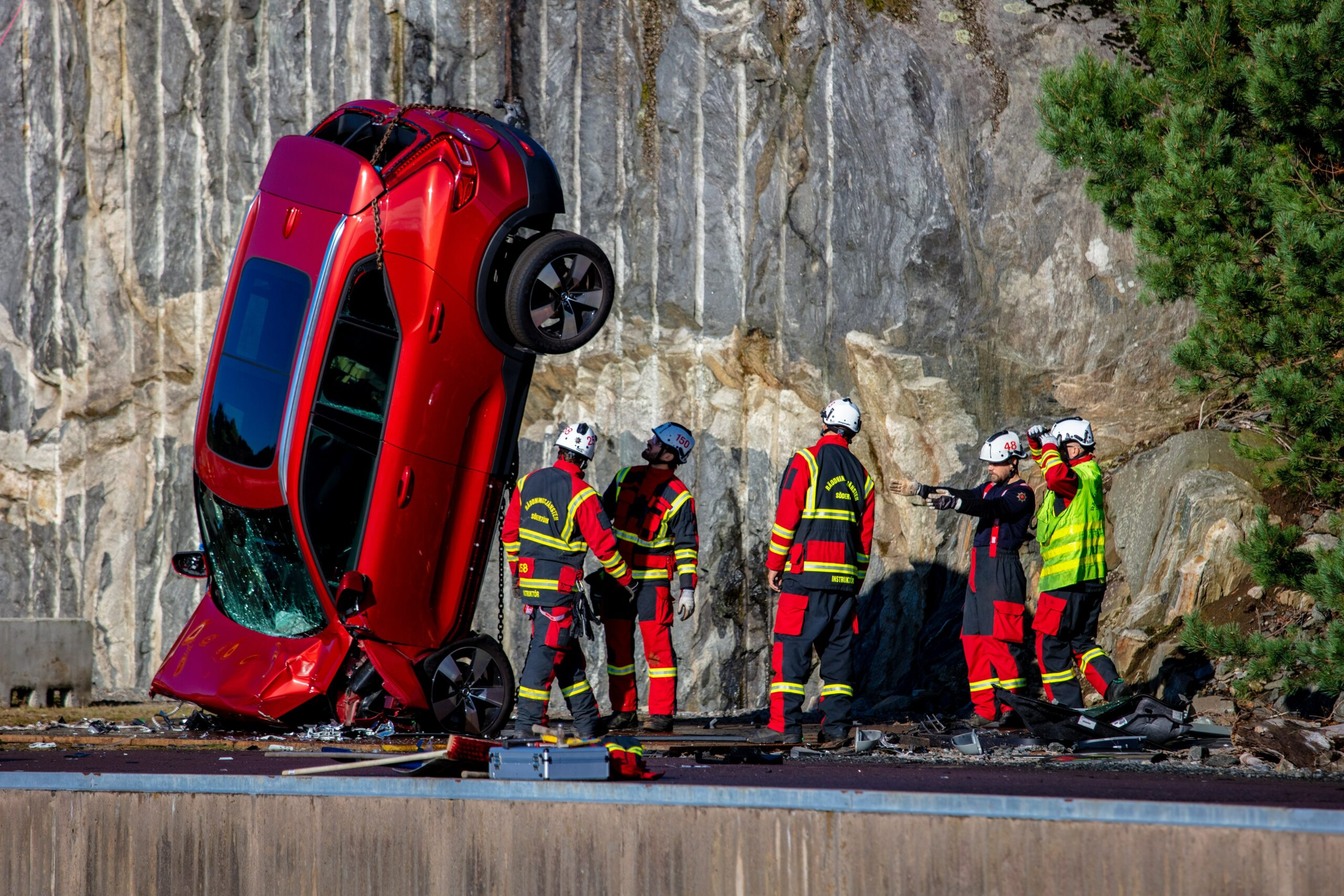 Volvo zrzuca nowe samochody z 30 metrÃ³w, aby pomÃ³c sÅuÅ¼bom ratowaÄ Å¼ycie