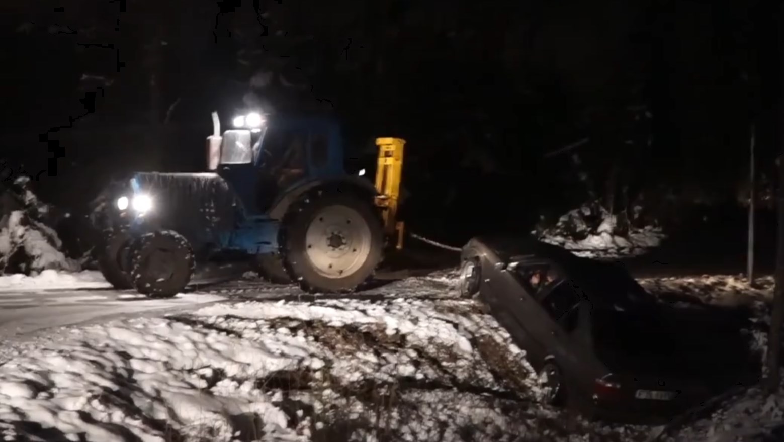 Rolnik chciaÅ wyciÄgnÄÄ ciÄgnikiem BMW, ktÃ³re wpadÅo do rowu. SkoÅczyÅo siÄ fatalnie