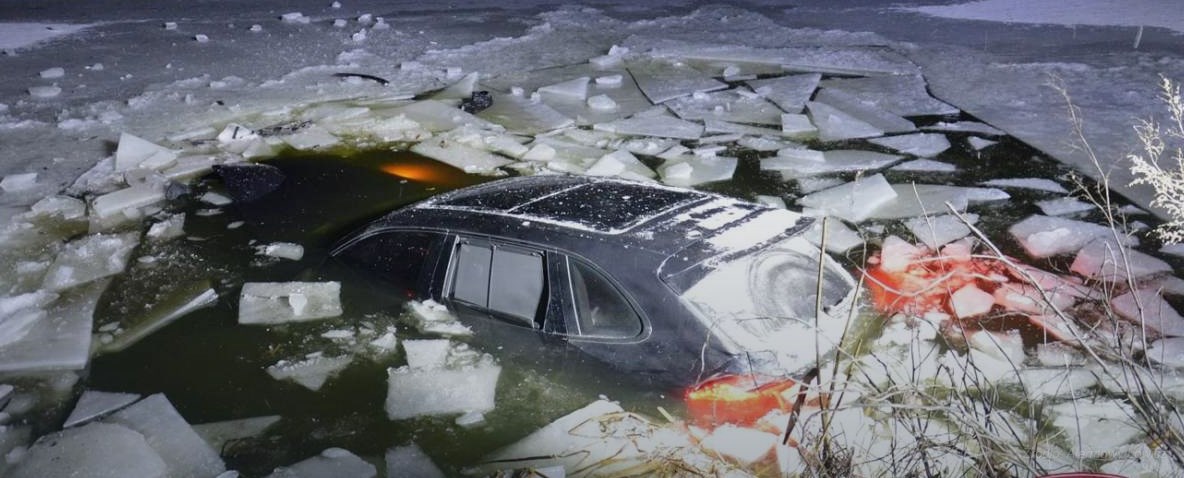 Porsche Cayenne wpadÅo do stawu z rybami. To byÅo koszmarnie drogie morsowanie