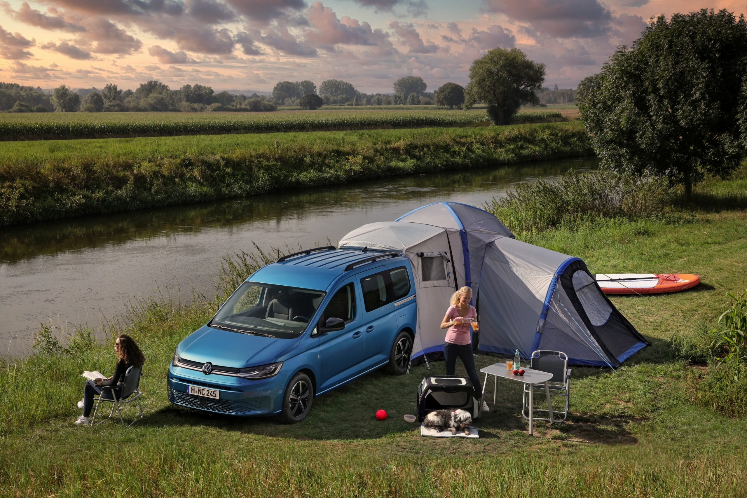 Volkswagen Caddy California z mini kuchenkÄ oraz dachem panoramicznym - ideaÅ na camping?