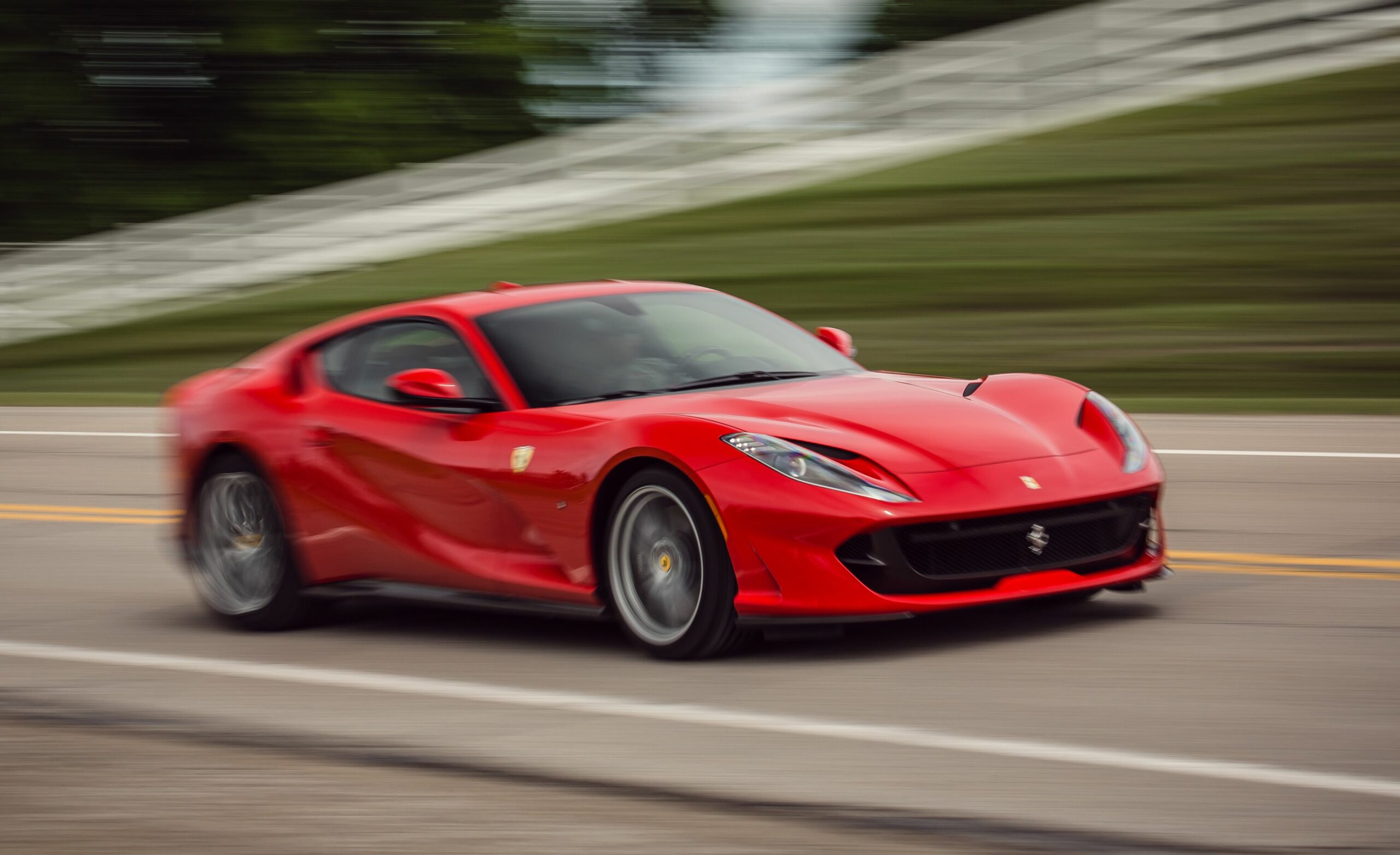 Ferrari wzywa wÅaÅcicieli modelu 812 Superfast do serwisÃ³w. Co siÄ staÅo?
