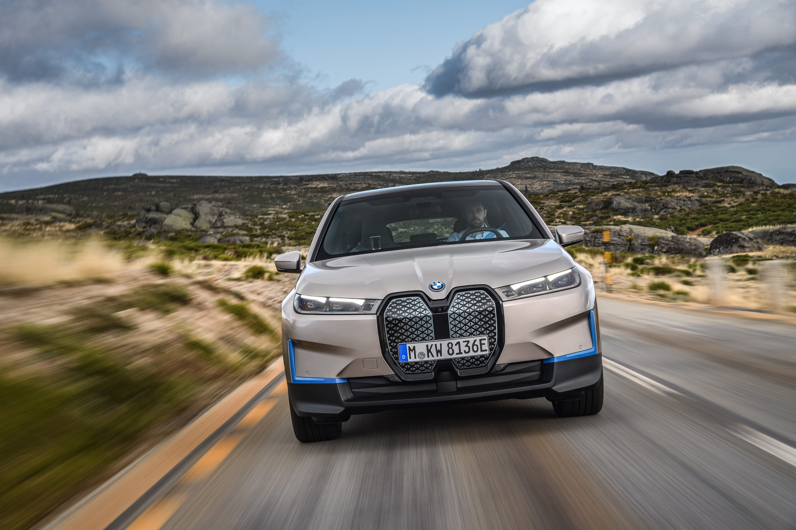 BMW iX zaprezentowane. 500 KM, 600 km zasiÄgu i ogromny grill