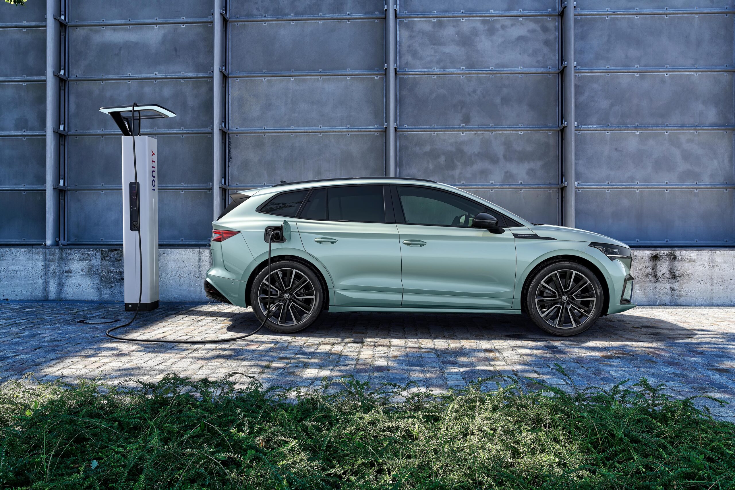 Skoda ENYAQ iV â wieloznaczna nazwa nowego elektryka. Do czego nawiÄzuje?