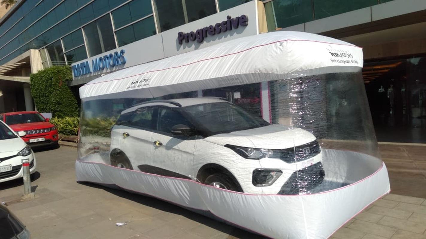 Nowy samochÃ³d w wielkiej, sterylnej baÅce. Tak wÅaÅnie Tata Motors walczy z koronawirusem!