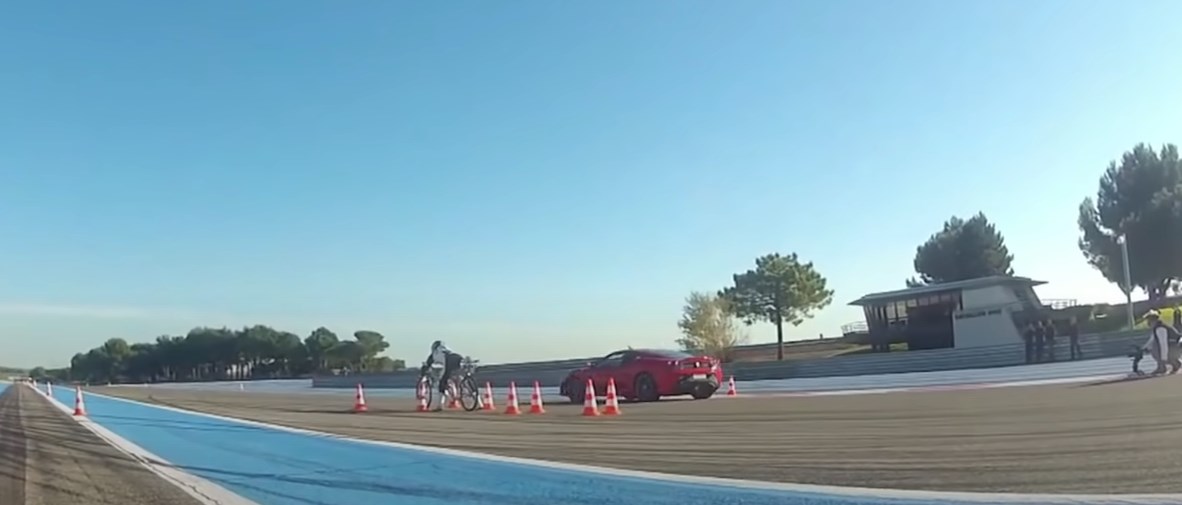 Rower z napÄdem odrzutowym zostawiÅ daleko w tyle sportowe Ferrari. OszaÅamiajÄca prÄdkoÅÄ!