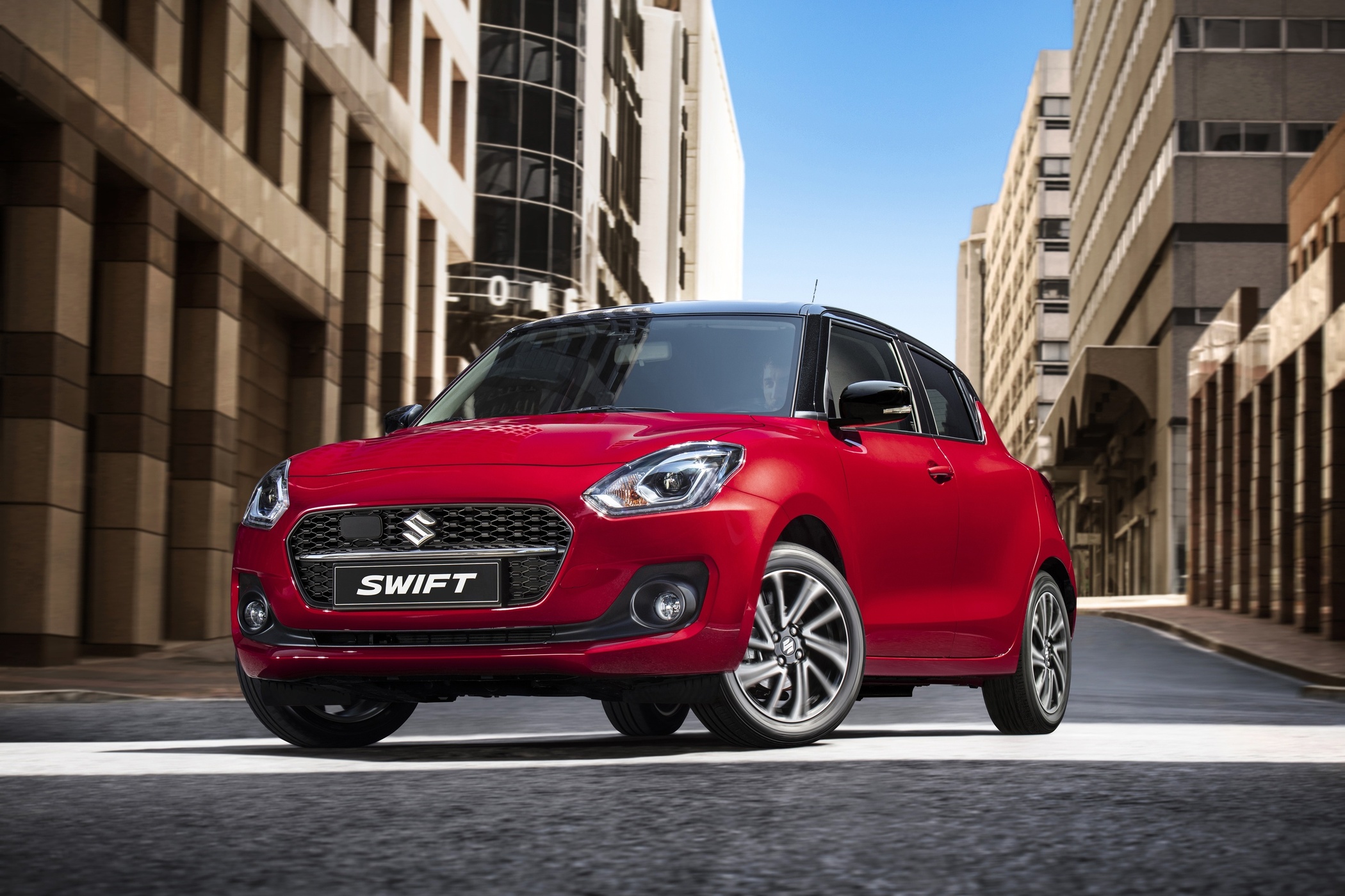 Suzuki Swift Hybrid po liftingu. W odÅwieÅ¼onej wersji bogate wyposaÅ¼enie i oszczÄdny silnik