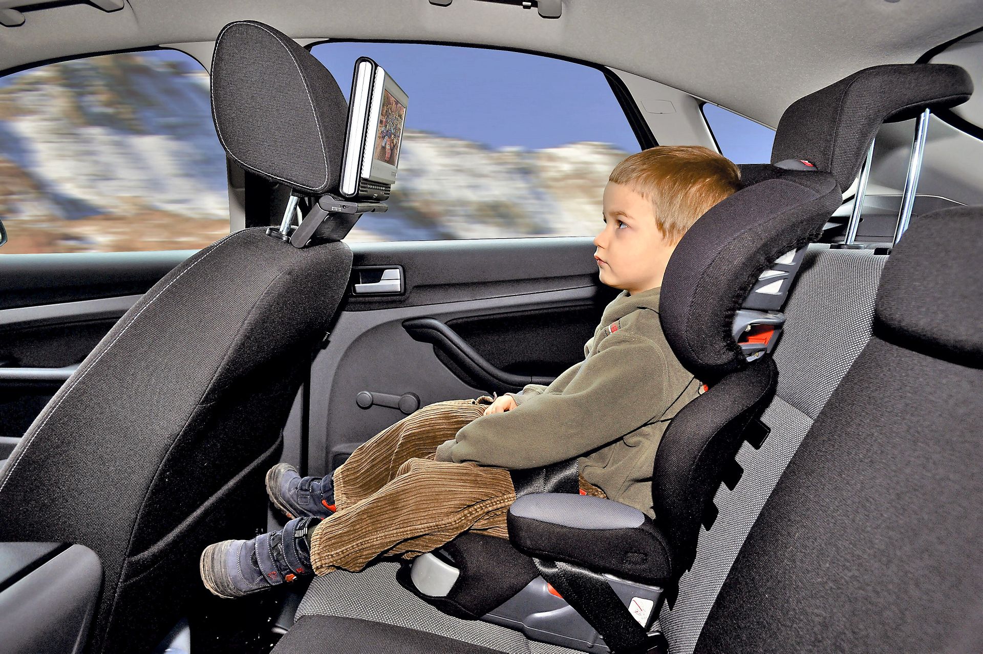 Dziecko w samochodzie - te 6 porad sprawi, że podróż z maluchem będzie przyjemnością