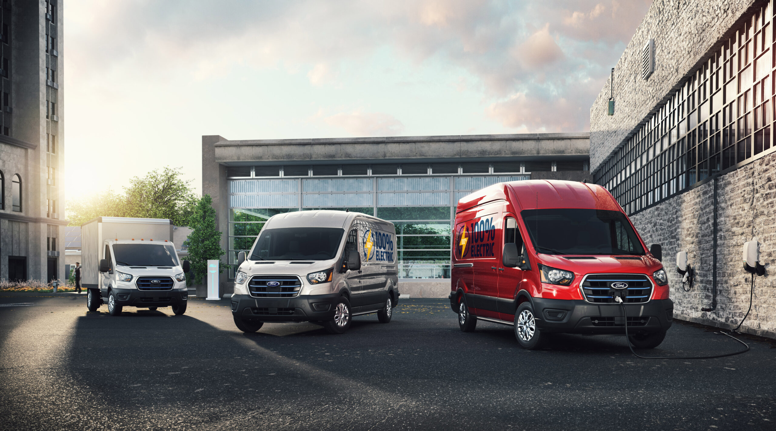 Ford E-Transit, czyli nadszedÅ czas na elektryczne dostawczaki. ZasiÄg do 350 km!