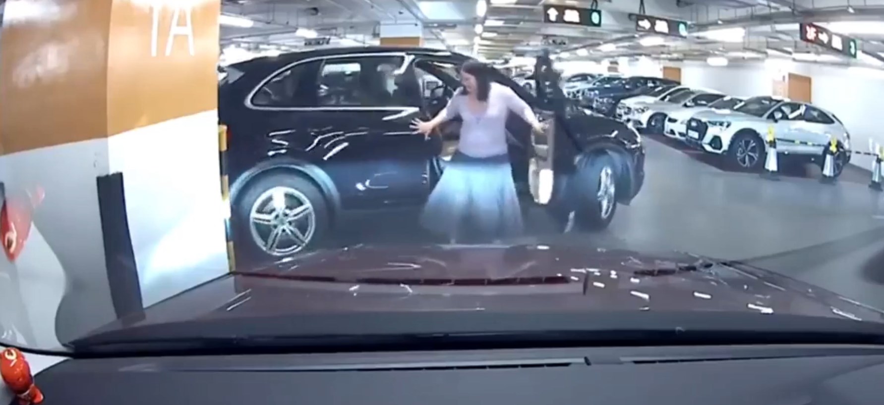 Oto idealny film instruktaÅ¼owy jak nie powinno siÄ parkowaÄ. Ta kobieta w kilka sekund zniszczyÅa luksusowe Porsche