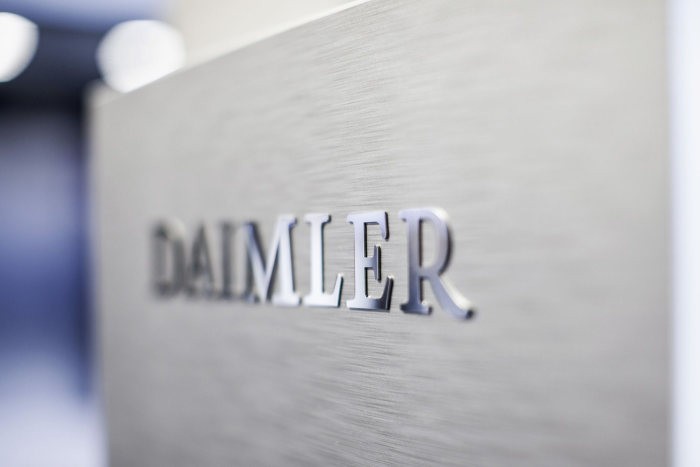 Mercedes-Benz AG zacieÅnia partnerstwo techniczne z Astonem Martinem