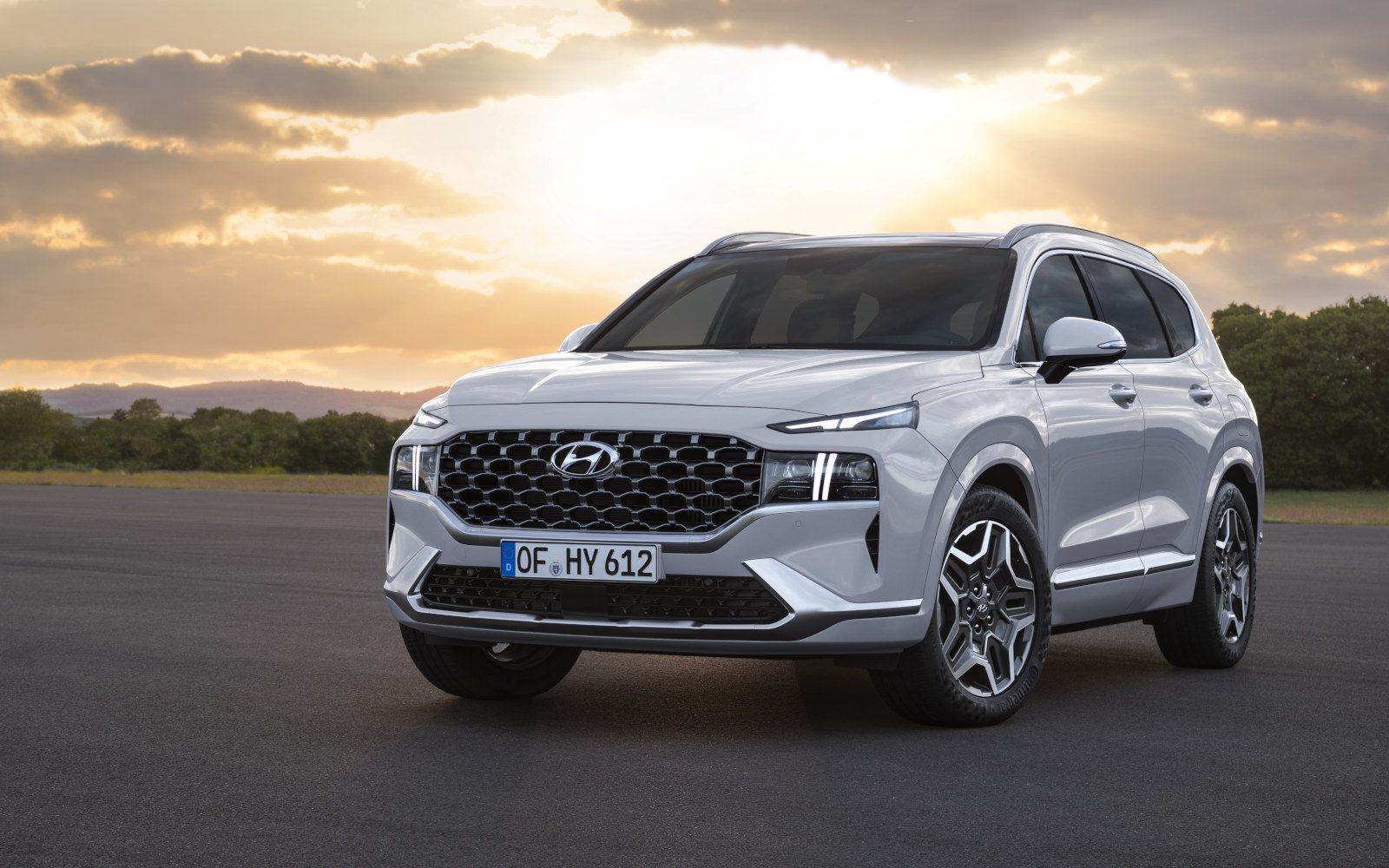 Hyundai Santa Fe wyjeÅ¼dÅ¼a na drogi. Wiemy, ile kosztuje wersja Hybrid!