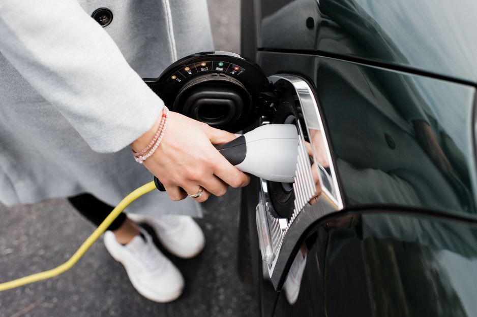WyÅ¼sze kary i opÅaty parkingowe w Warszawie? Tym nie muszÄ siÄ przejmowaÄ kierowcy samochodÃ³w elektrycznych
