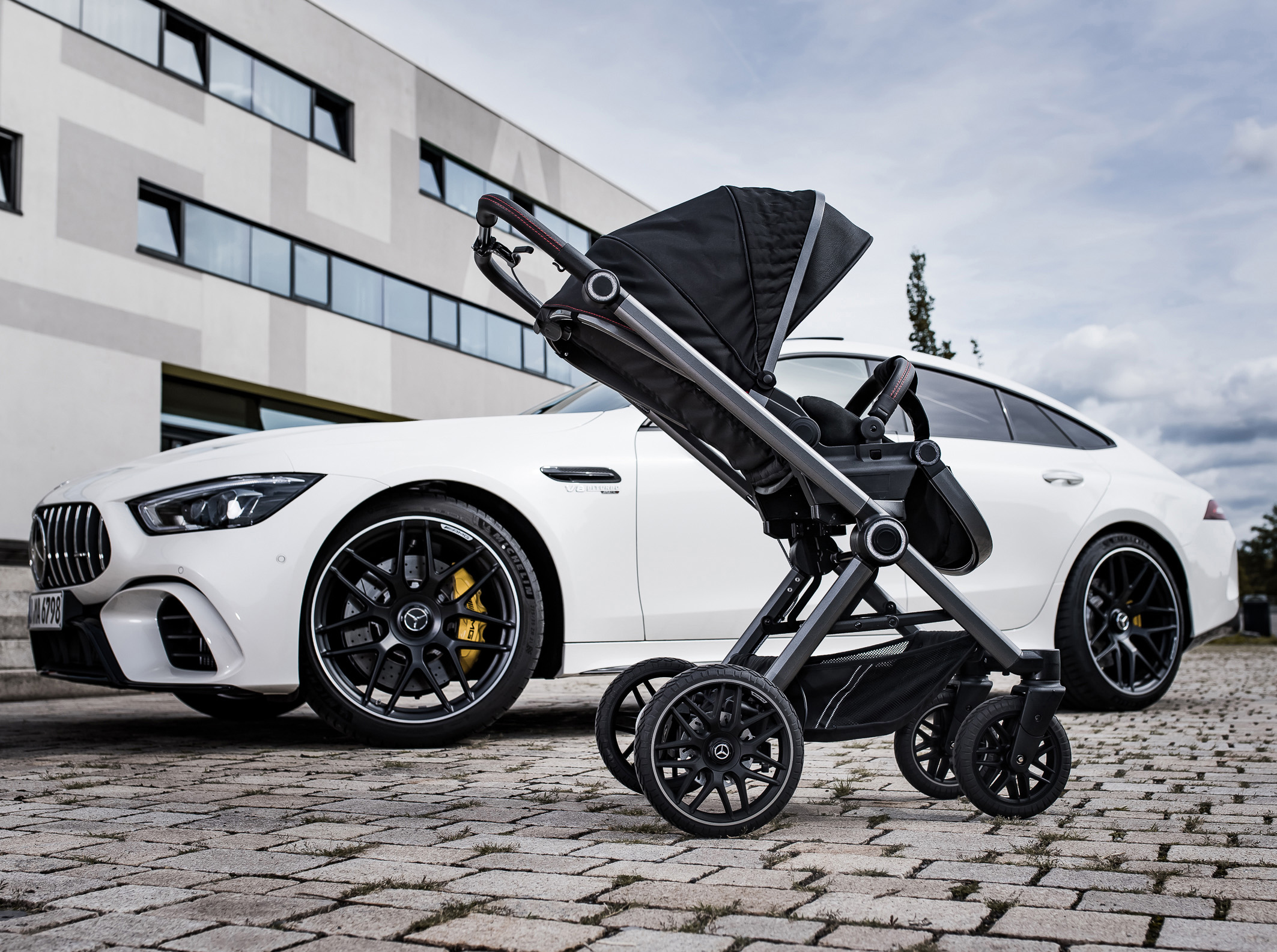 Nowe wÃ³zki dzieciÄce Mercedes-Benz: Twoja pociecha teÅ¼ moÅ¼e jeÅºdziÄ AMG!
