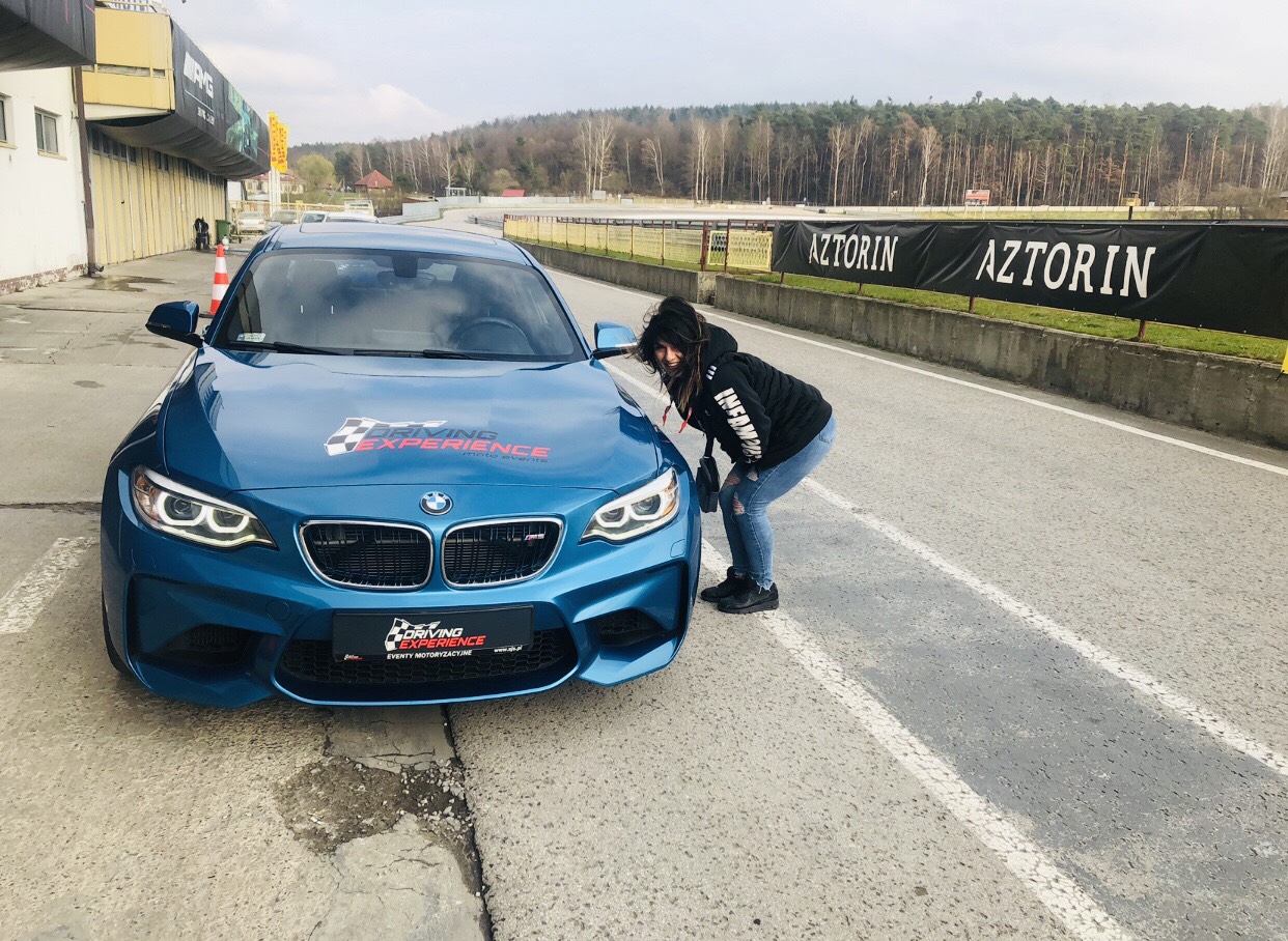 „Łobuziara” lubi żyć na maxa i szybko jeździć Motocaina.pl