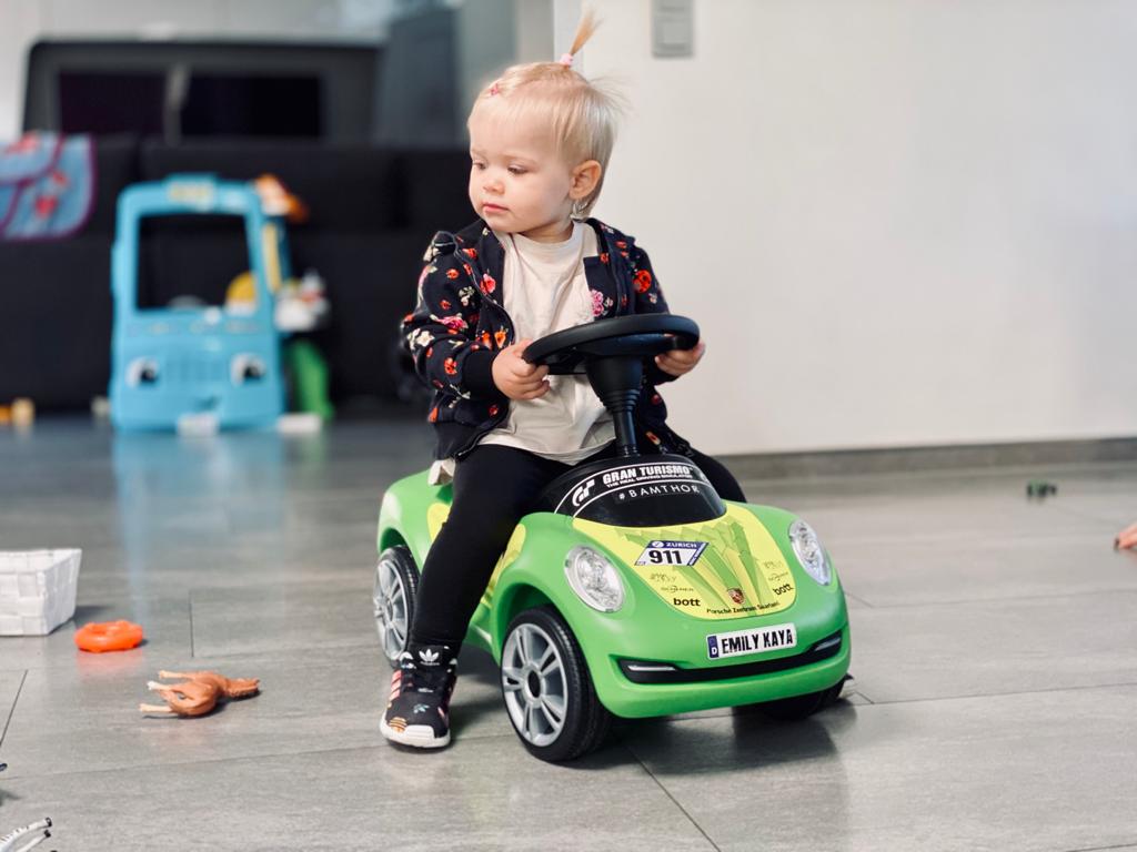 Efektowne driftowanie w drodze z salonu do kuchni? Laurens Vanthoor i jego roczna cÃ³reczkÄ potrafiÄ!