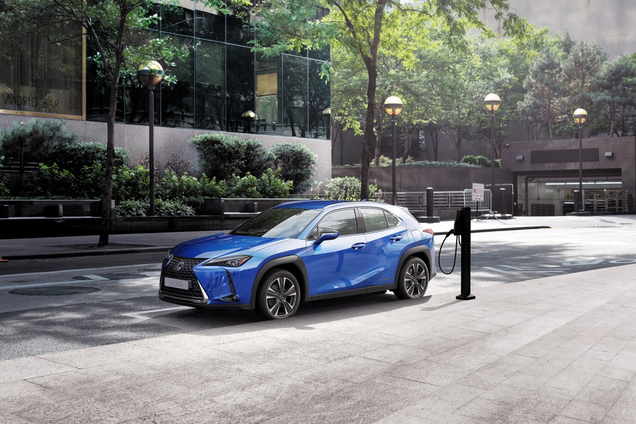Lexus UX 300e - pierwszy elektryk japoÅskiego producenta z zasiÄgiem do 300 km