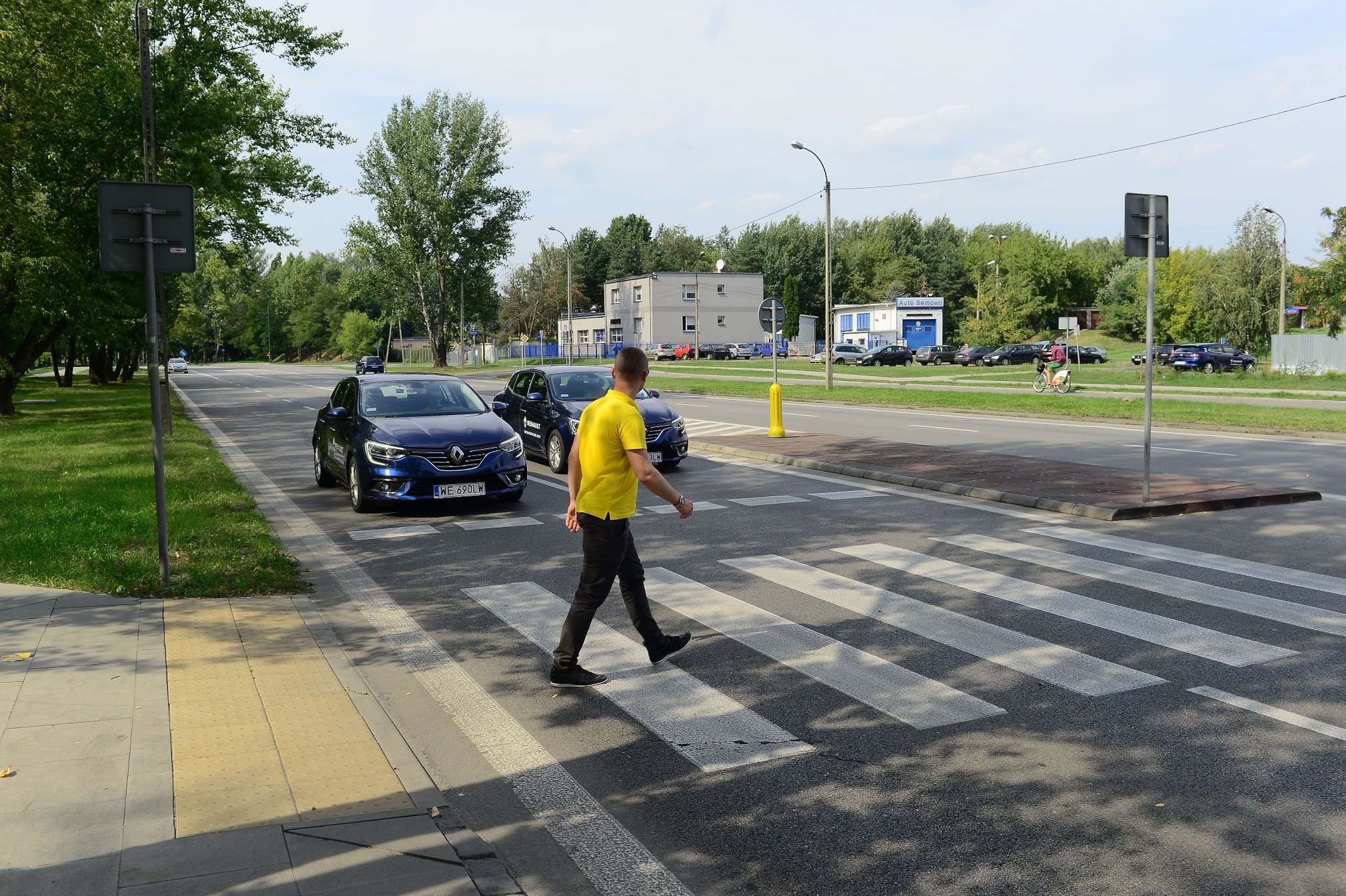 Движение по пешеходному переходу штраф. Пешеходный переход на многополосной дороге. Пешеход вид со спины. Улучшения для пешеходов. Многополосная дорога переход.