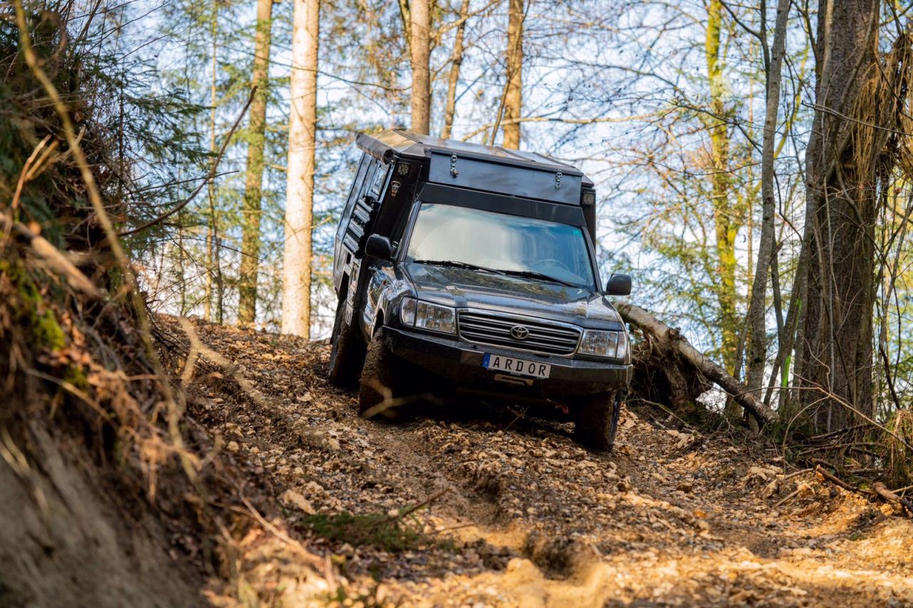 Toyota Land Cruiser 100 - kamper stworzony do dÅugich podrÃ³Å¼y
