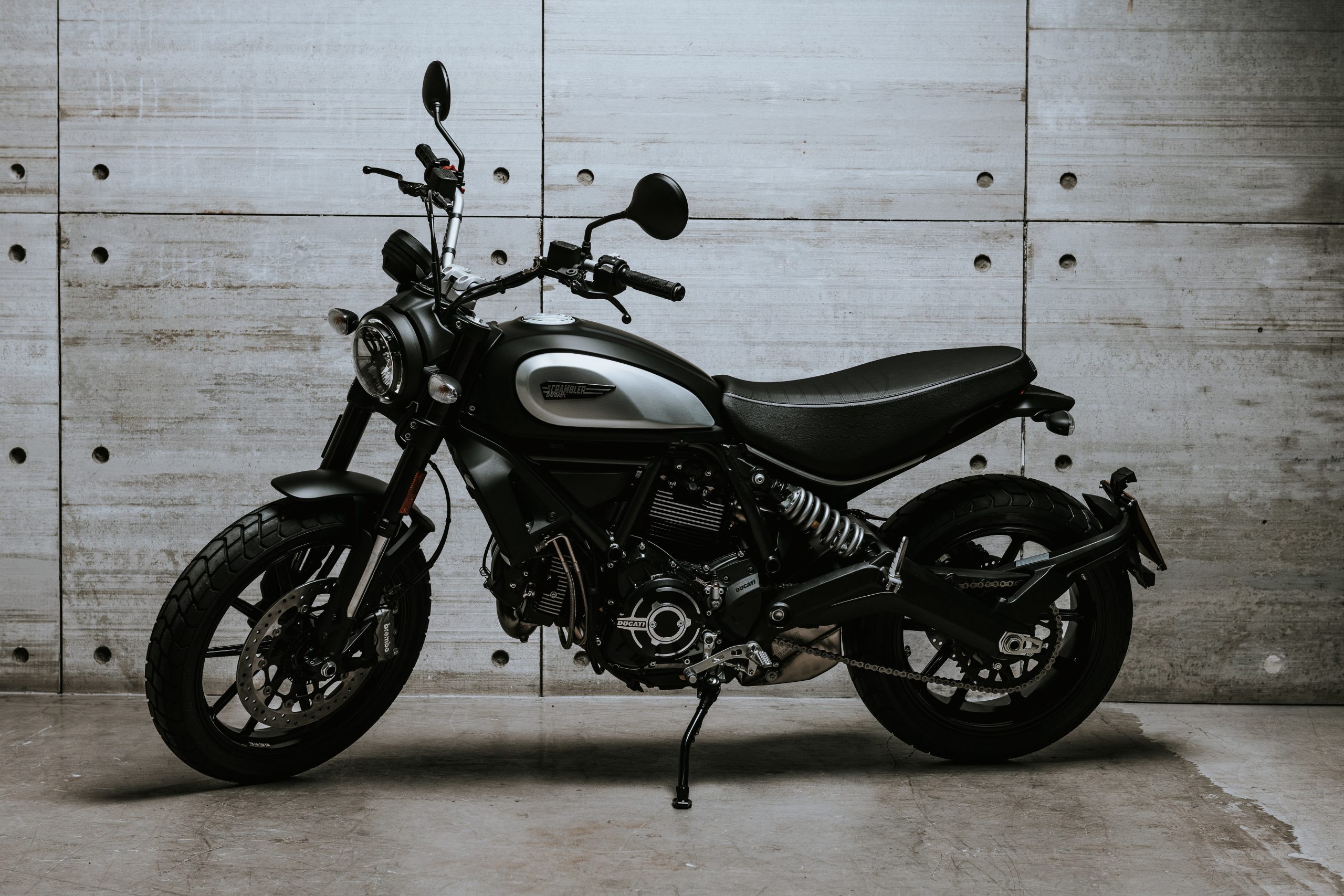 Ducati Icon Dark juÅ¼ w Polsce. TakÅ¼e dla mÅodych kierowcÃ³w