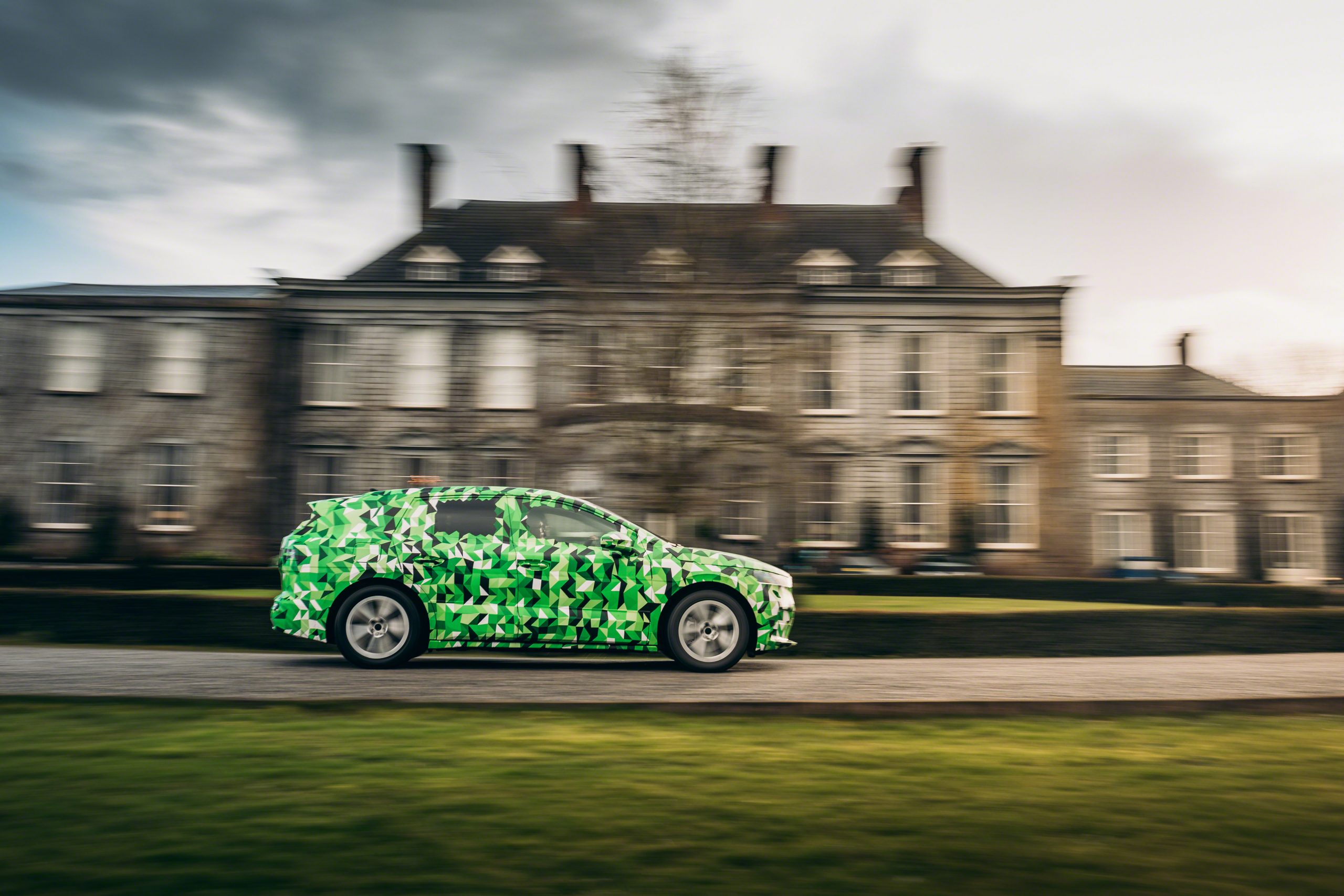 Skoda Enyaq iV. Tak siÄ prezentuje pierwszy elektryczny SUV czeskiego producenta