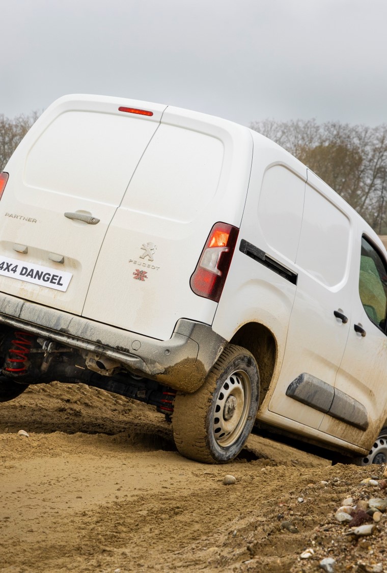 Teraz w dostawczych Peugeotach moÅ¼esz mieÄ napÄd 4x4