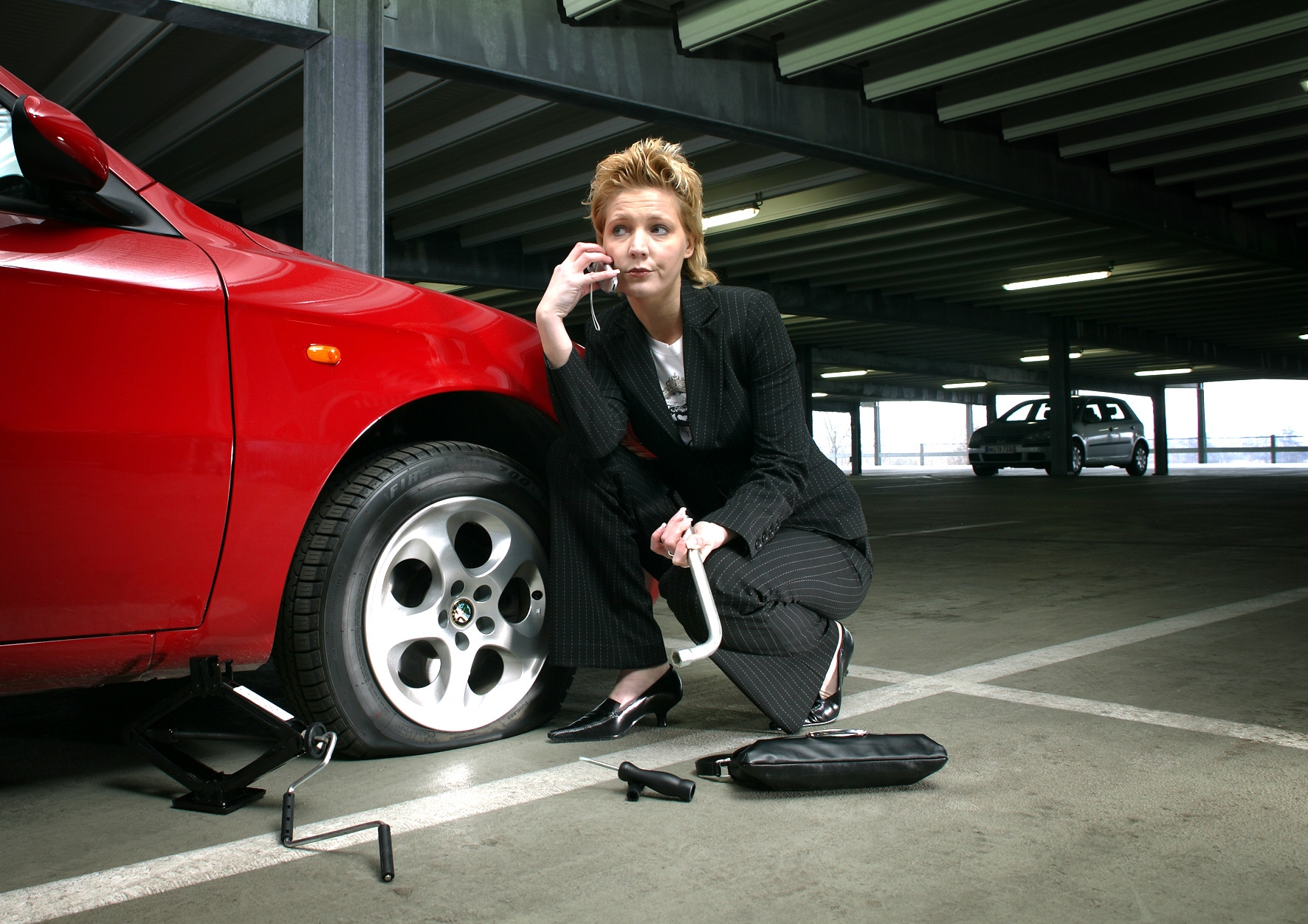 Had a flat tyre. Спущенное колесо автомобиля. Прокол колеса. Меняет колесо. Спустило колесо на машине.