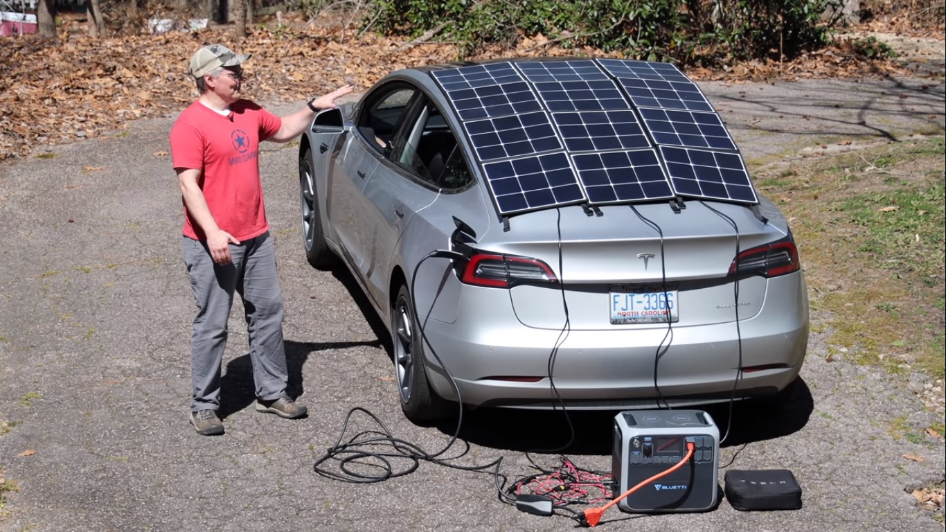Tesla z panelami sÅonecznymi na dachu