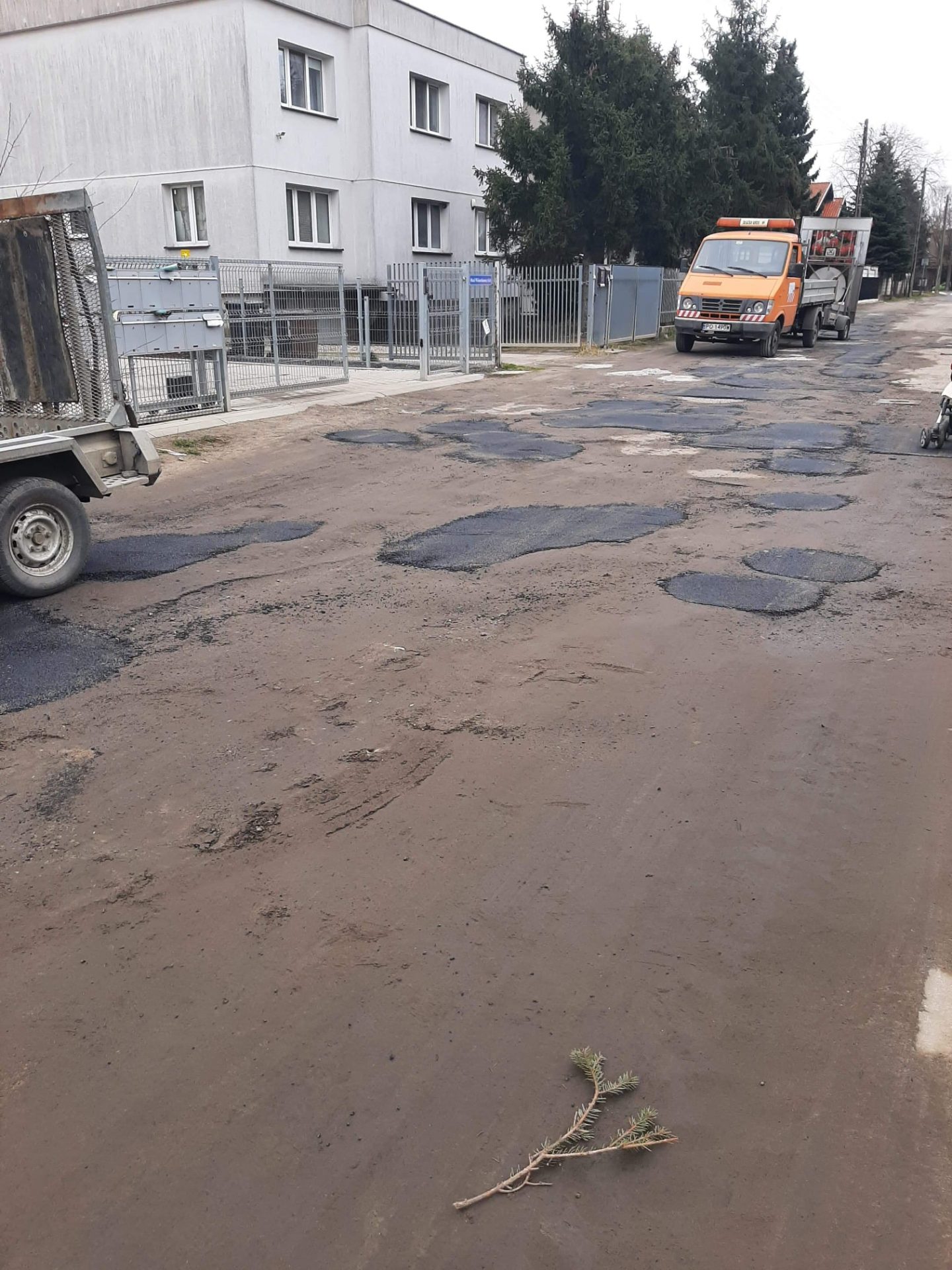 ZaÅatali dziury w drodze gruntowej asfaltem